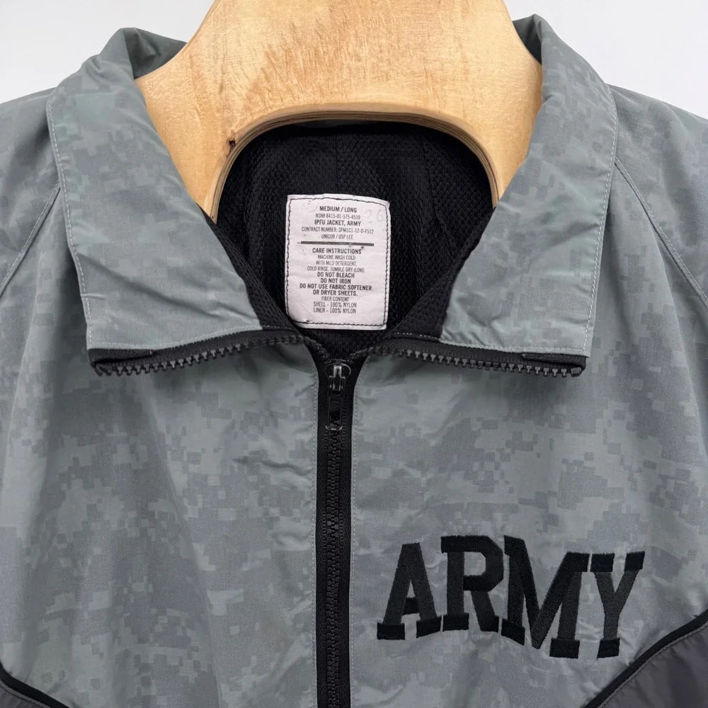 US Army IPFU Jacket Mens Medium‎ Long Gray Digital Camo Reflective Training Coat